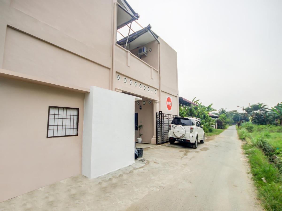Oyo 3389 Sonya Homestay Syariah Tebing Tinggi Ngoại thất bức ảnh